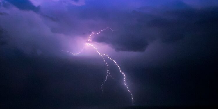 Relâmpago quase permanente ilumina céu