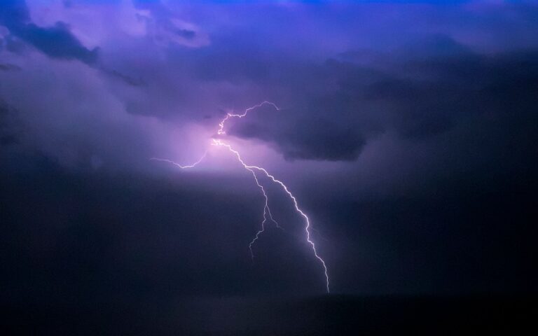 Relâmpago quase permanente ilumina céu