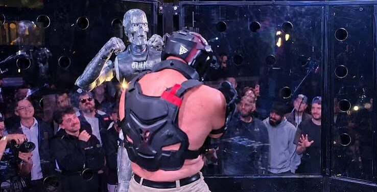 Robô humanoide entra jaula enfrenta
