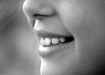 Segundo psicologia sorriem automaticamente cumprimentar