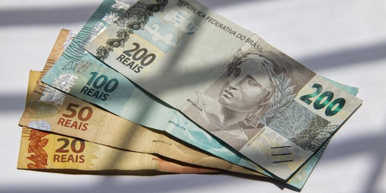 Trabalhadores carteira assinada têm dinheiro