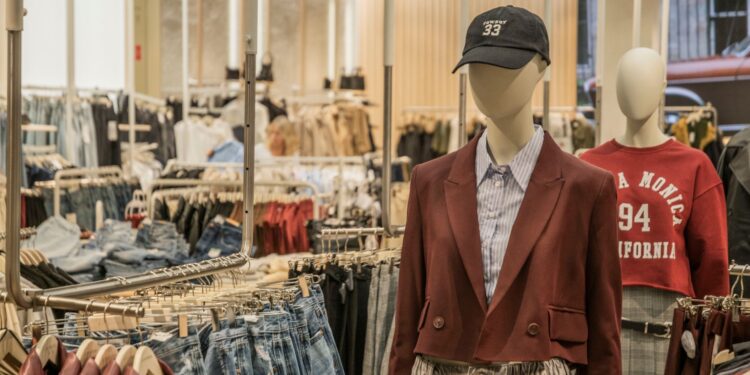 Vendedor ambulante oferecia roupas caminhonete