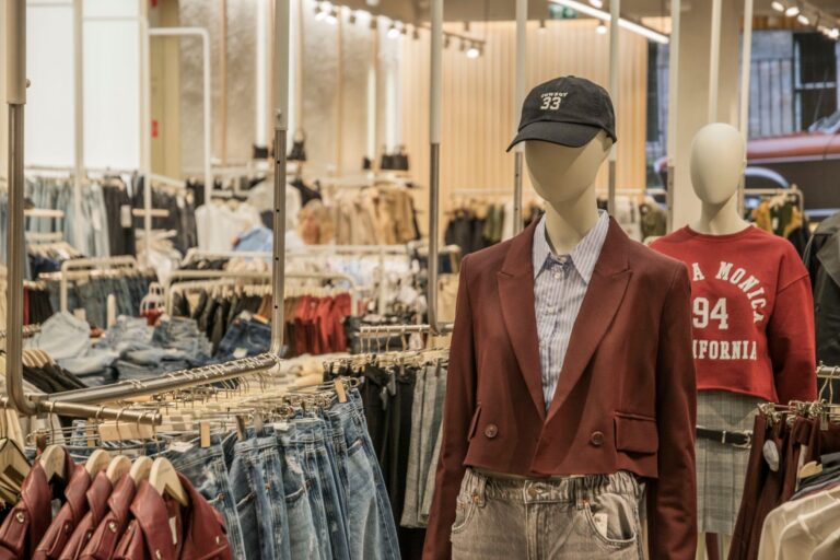 Vendedor ambulante oferecia roupas caminhonete