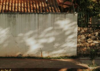 Vizinho constrói muro metros privacidade