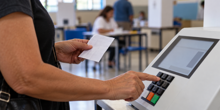 Pode levar “colinha” para votar? Veja como usar a anotação na urna