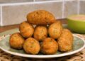 Bolinho de arroz assado fica douradinho por fora e macio por dentro; veja como fazer