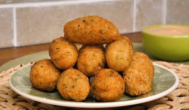 Bolinho de arroz assado fica douradinho por fora e macio por dentro; veja como fazer
