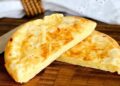Pão de queijo de frigideira leva poucos ingredientes e fica pronto em minutos