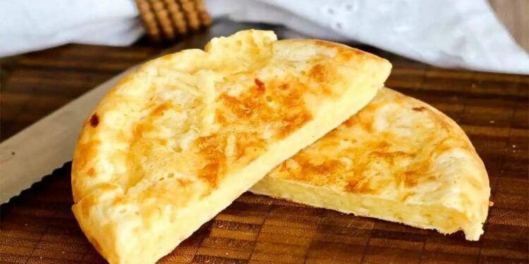 Pão de queijo de frigideira leva poucos ingredientes e fica pronto em minutos