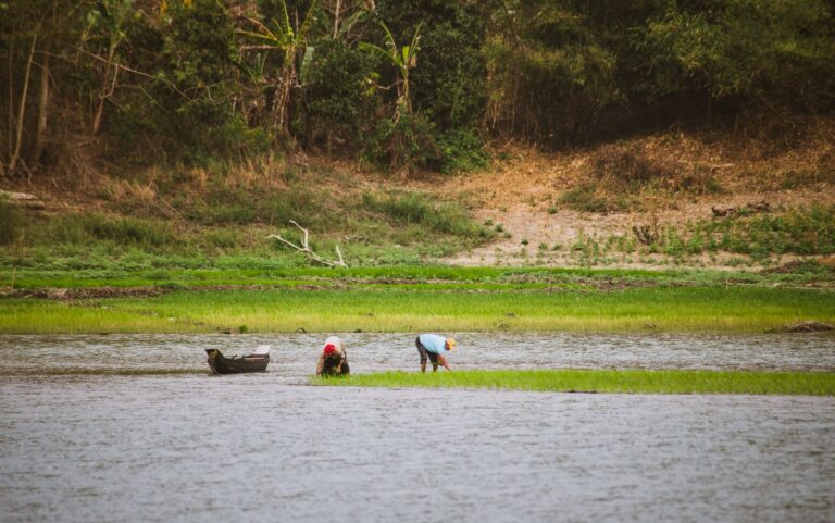 Agricultor constrói açude propriedade vizinho