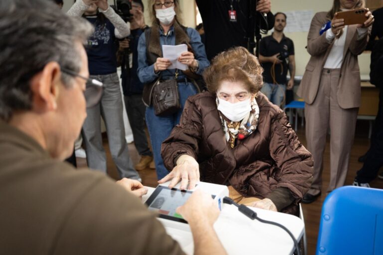 Mulher saiu casa votar virou
