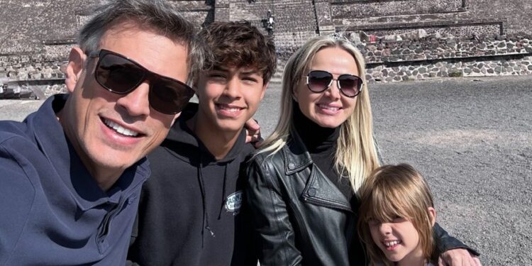 Filho velho eliana aparece lado