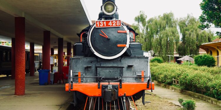 Abandono antiga estação ferroviária ganhar