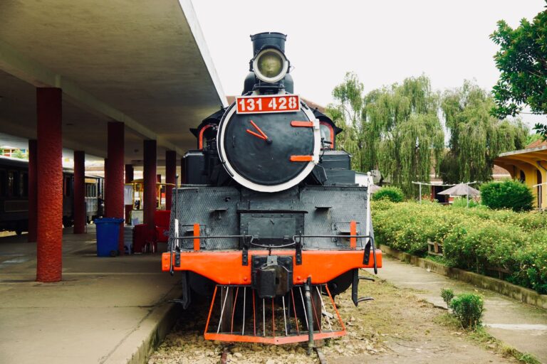 Abandono antiga estação ferroviária ganhar