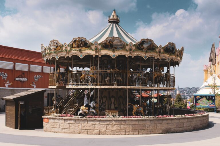 Brinquedo parque apresenta defeito criança