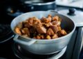 Carne panela fica macia corte