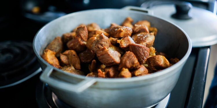 Carne panela fica macia corte
