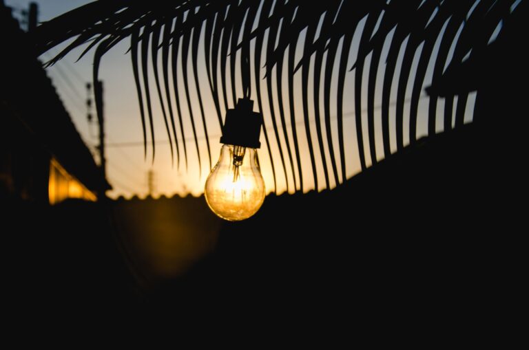 Conta luz sobe quase pesa
