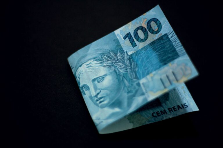 Dinheiro falso preocupa brasileiros aprenda