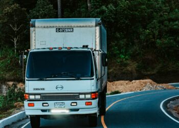 Empresário deixa escritório dirigir caminhão