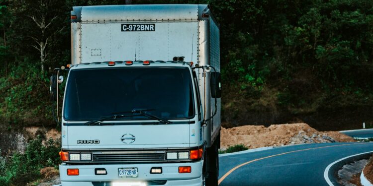 Empresário deixa escritório dirigir caminhão