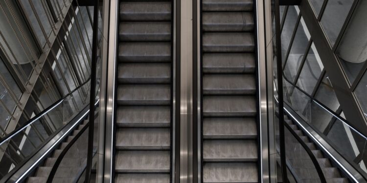 Escada rolante repente passageiro cai