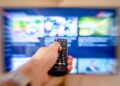 Família instala smart polegadas sala