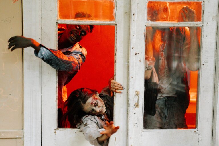 Fantasia zumbi aproveita roupas antigas