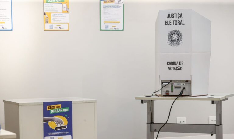 Homem saiu votar descobriu alguém