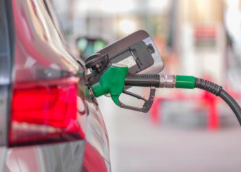 Mecânico alerta completar tanque bomba