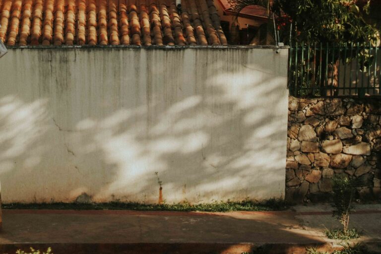 Morador constrói muro divisa terrenos
