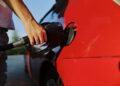 Motorista divide gasolina três colegas