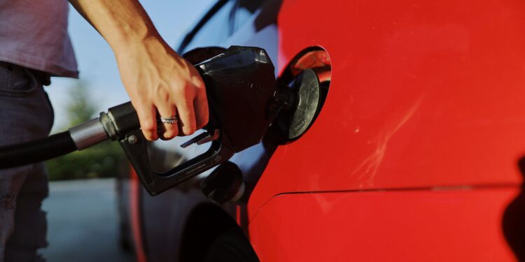 Motorista divide gasolina três colegas