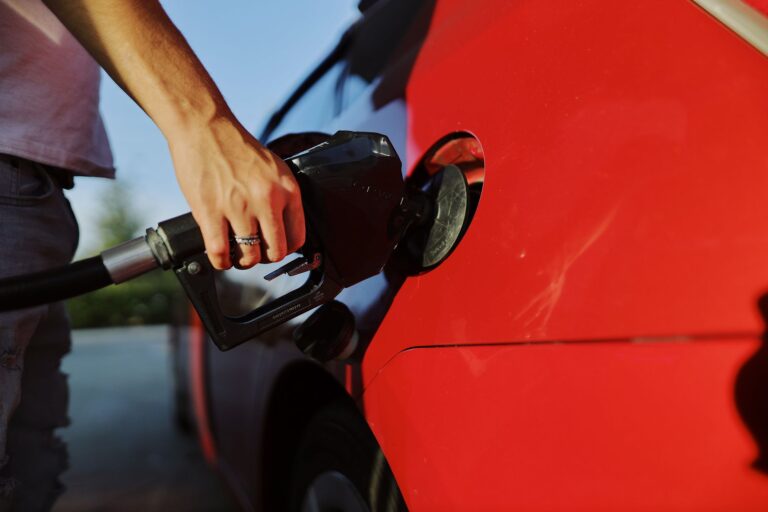 Motorista divide gasolina três colegas