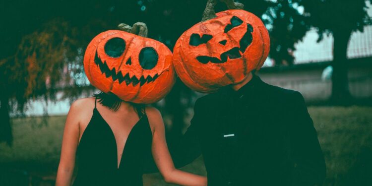 Casais apostam em fantasias combinando; veja ideias para fugir do óbvio neste Halloween