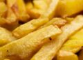 Chefs revelam: o que fazer para a batata frita ficar sequinha e crocante em casa