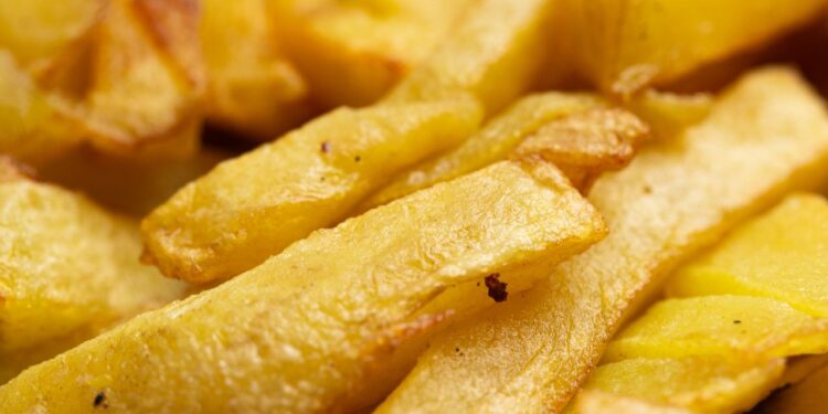Chefs revelam: o que fazer para a batata frita ficar sequinha e crocante em casa