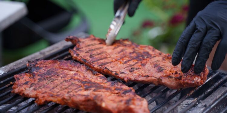 Especialistas explicam: o segredo para preparar bife suculento sem ressecar a carne