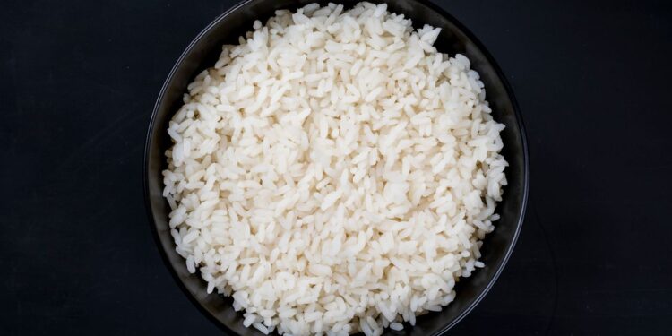 Cozinheiros ensinam: como deixar o arroz soltinho usando um cuidado simples no preparo