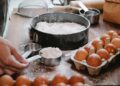 Confeiteiros explicam: para o bolo ficar leve, bata os líquidos no liquidificador e misture a farinha à mão