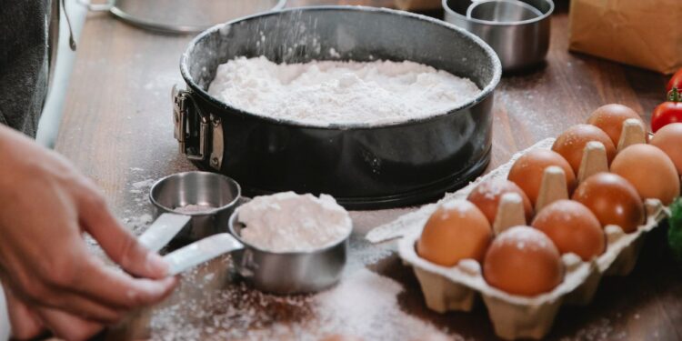 Confeiteiros explicam: para o bolo ficar leve, bata os líquidos no liquidificador e misture a farinha à mão