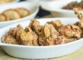 Chefs explicam: para deixar o frango frito crocante por mais tempo, faça uma pausa entre as etapas da fritura