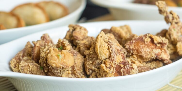 Chefs explicam: para deixar o frango frito crocante por mais tempo, faça uma pausa entre as etapas da fritura