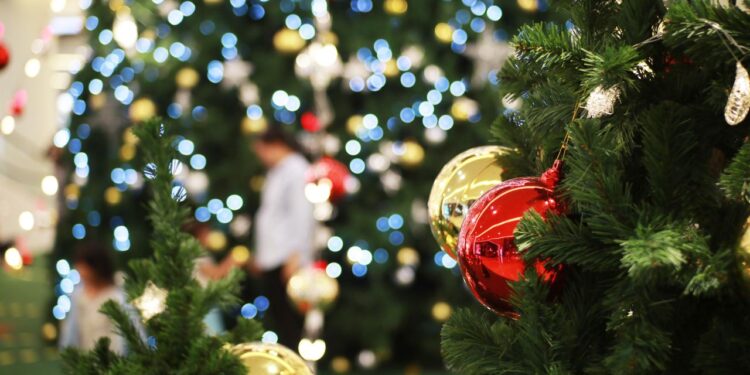 O minimalismo ficou para trás? A tendência maximalista que transforma a decoração de Natal