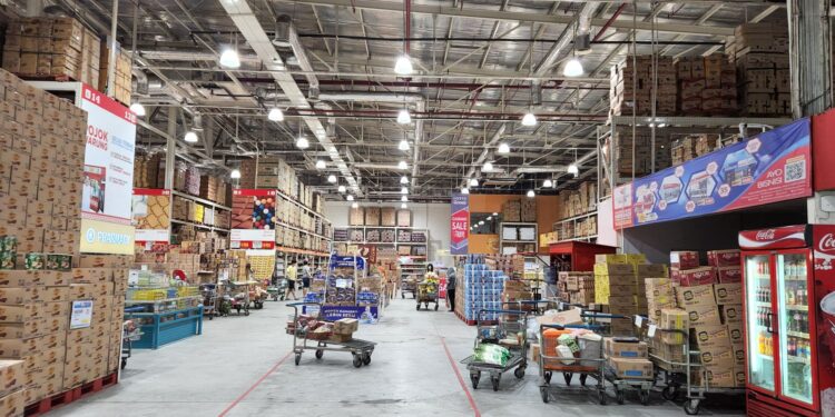 Piso molhado supermercado provoca queda