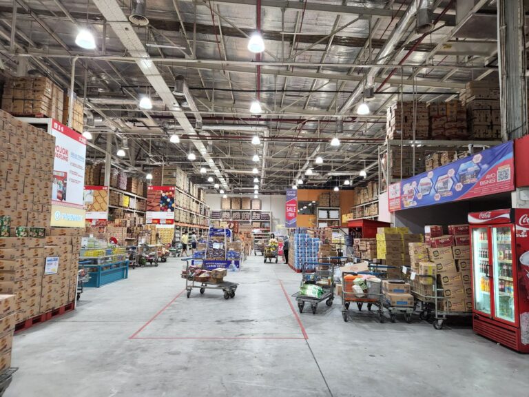 Piso molhado supermercado provoca queda