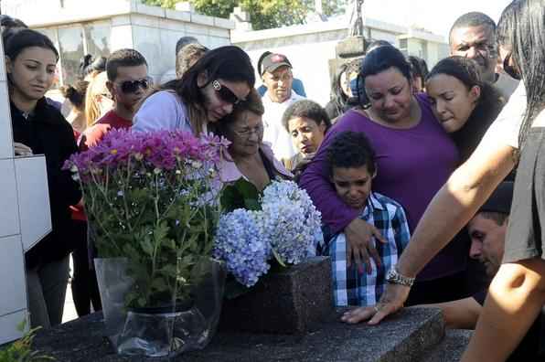 Parentes e amigos de vtimas do incndio na Boate Kiss acompanham enterro no Cemitrio Ecumnico Municipal. Foto: Wilson Dias/ABr - 