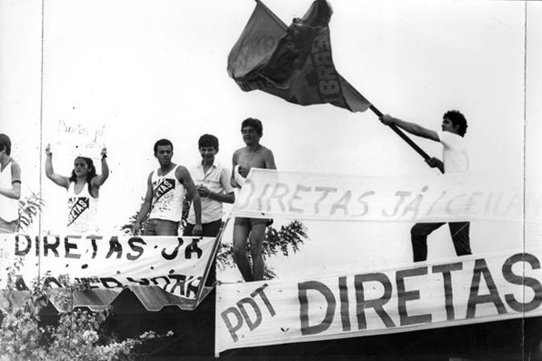 Pessoas durante manifestao pelas eleies diretas para presidncia da Repblica na Ceilndia em 1984. Foto: Givaldo Barbosa/CB/D.A Press - 