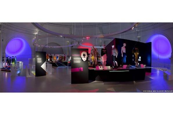Nova exposio no Victoria and Albert Museum, de Londres, mostra como o estilo dos clubbers - os frequentadores das casas noturnas - influenciou o mundo da moda nos anos 80.  - Victoria and Albert Museum