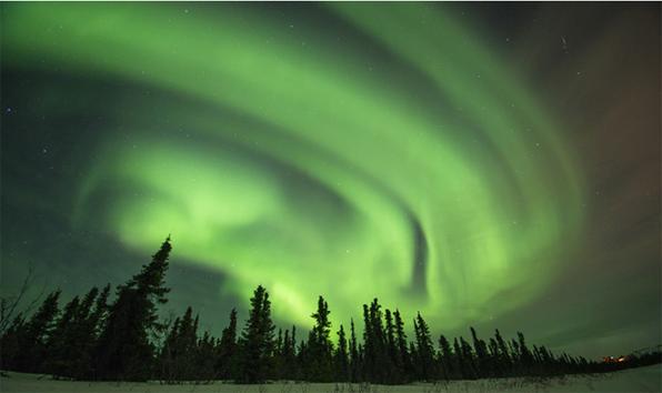 A aurora boreal, um fenmeno natural de luz, foi retratada pelo fotgrafo americano Steven Kazlowski em regies do Alasca conhecidas como Cleary Point e North Slope.  - 